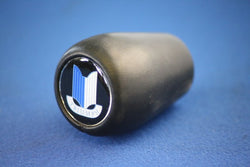 LEATHER GEARKNOB WITH SHIELD LOGO